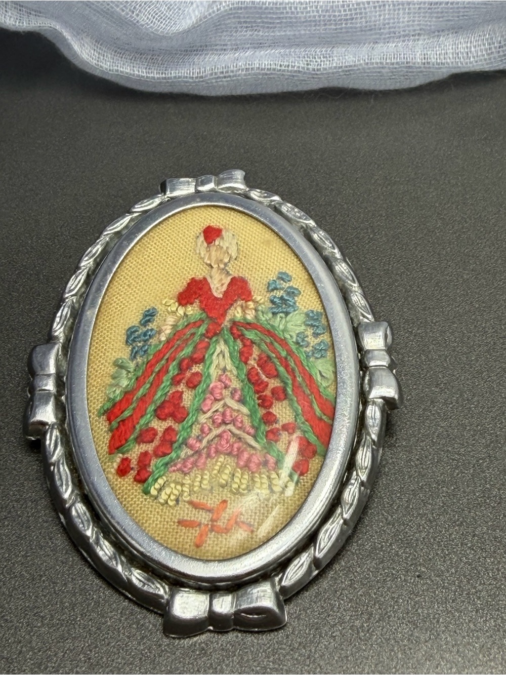 Vintage Embroidered Victorian Lady Brooch #cz149 - Picture 3 of 4